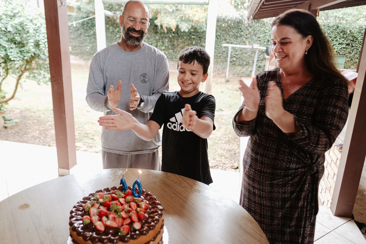 fotografia documental de aniversário, em casa, 10 anos do Antonio, campeche-sc por Thiago Braga