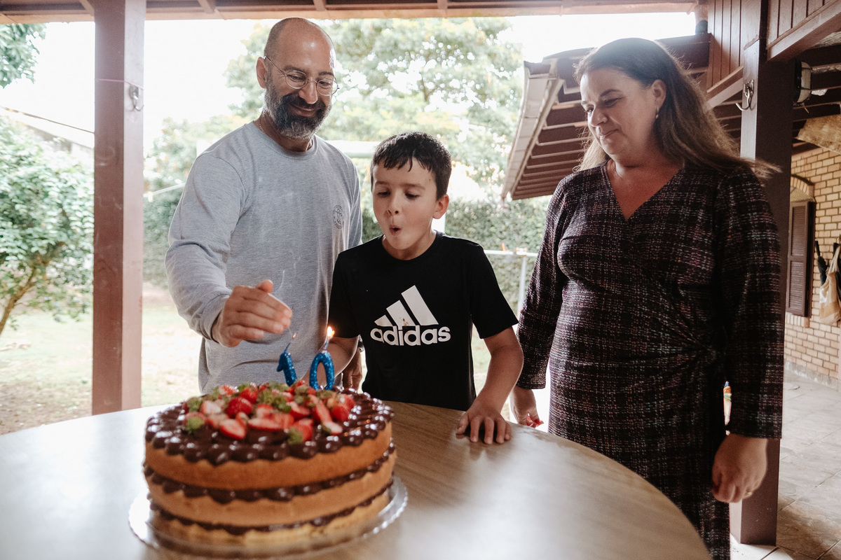 fotografia documental de aniversário, em casa, 10 anos do Antonio, campeche-sc por Thiago Braga