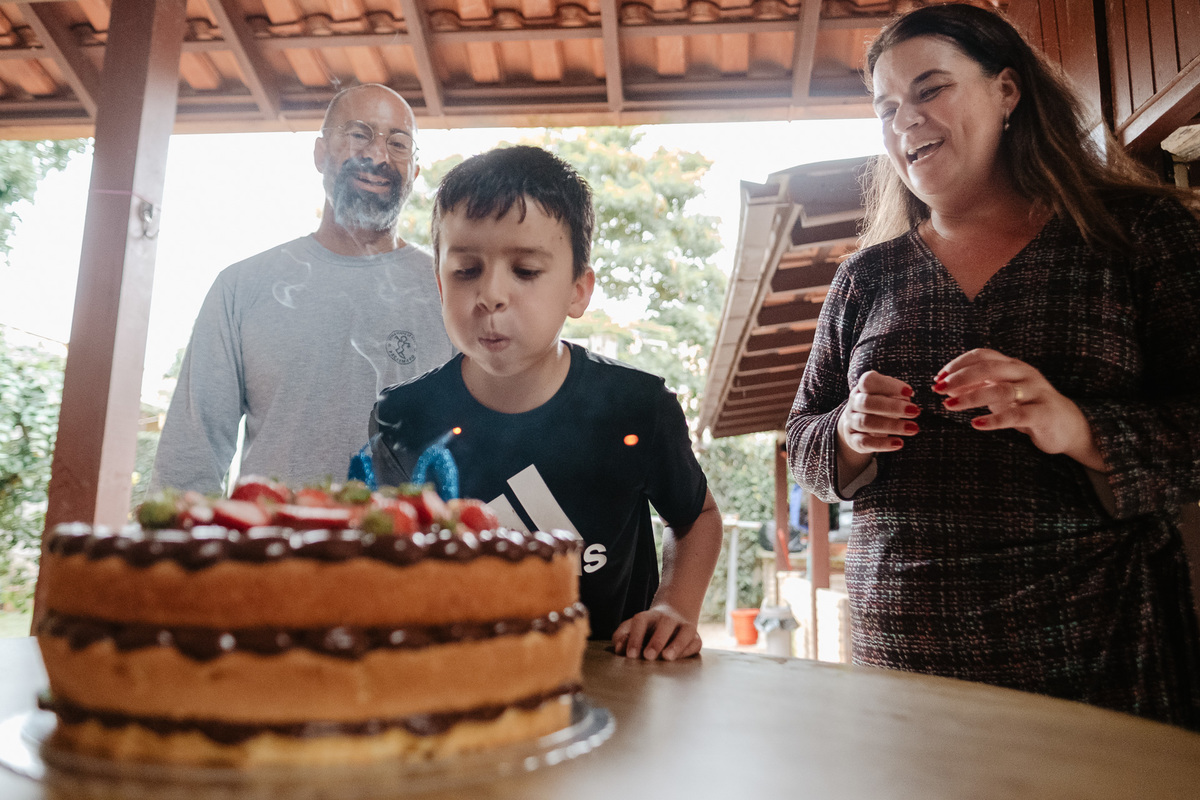 fotografia documental de aniversário, em casa, 10 anos do Antonio, campeche-sc por Thiago Braga