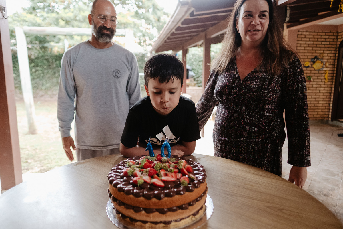 fotografia documental de aniversário, em casa, 10 anos do Antonio, campeche-sc por Thiago Braga
