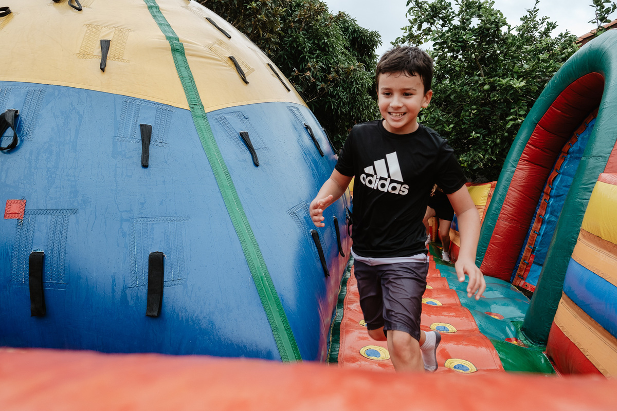 fotografia documental de aniversário, em casa, 10 anos do Antonio, campeche-sc por Thiago Braga