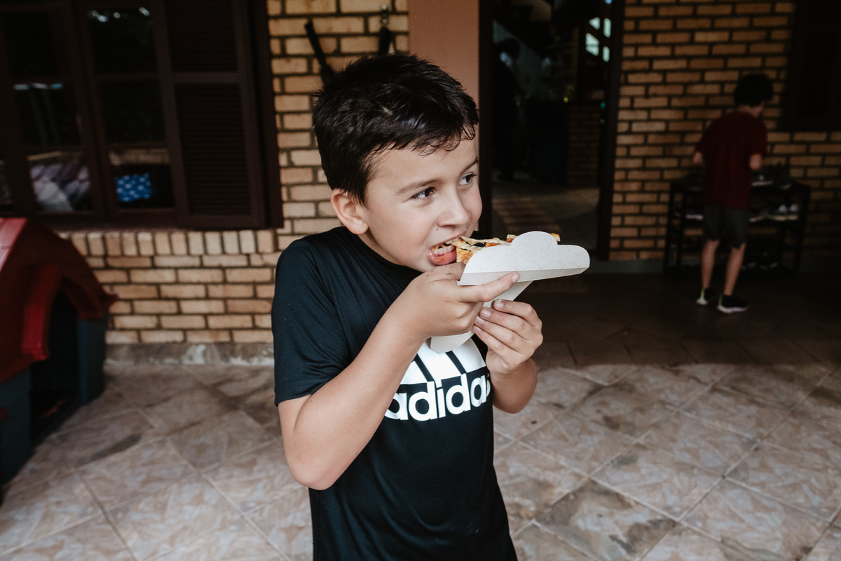 fotografia documental de aniversário, em casa, 10 anos do Antonio, campeche-sc por Thiago Braga
