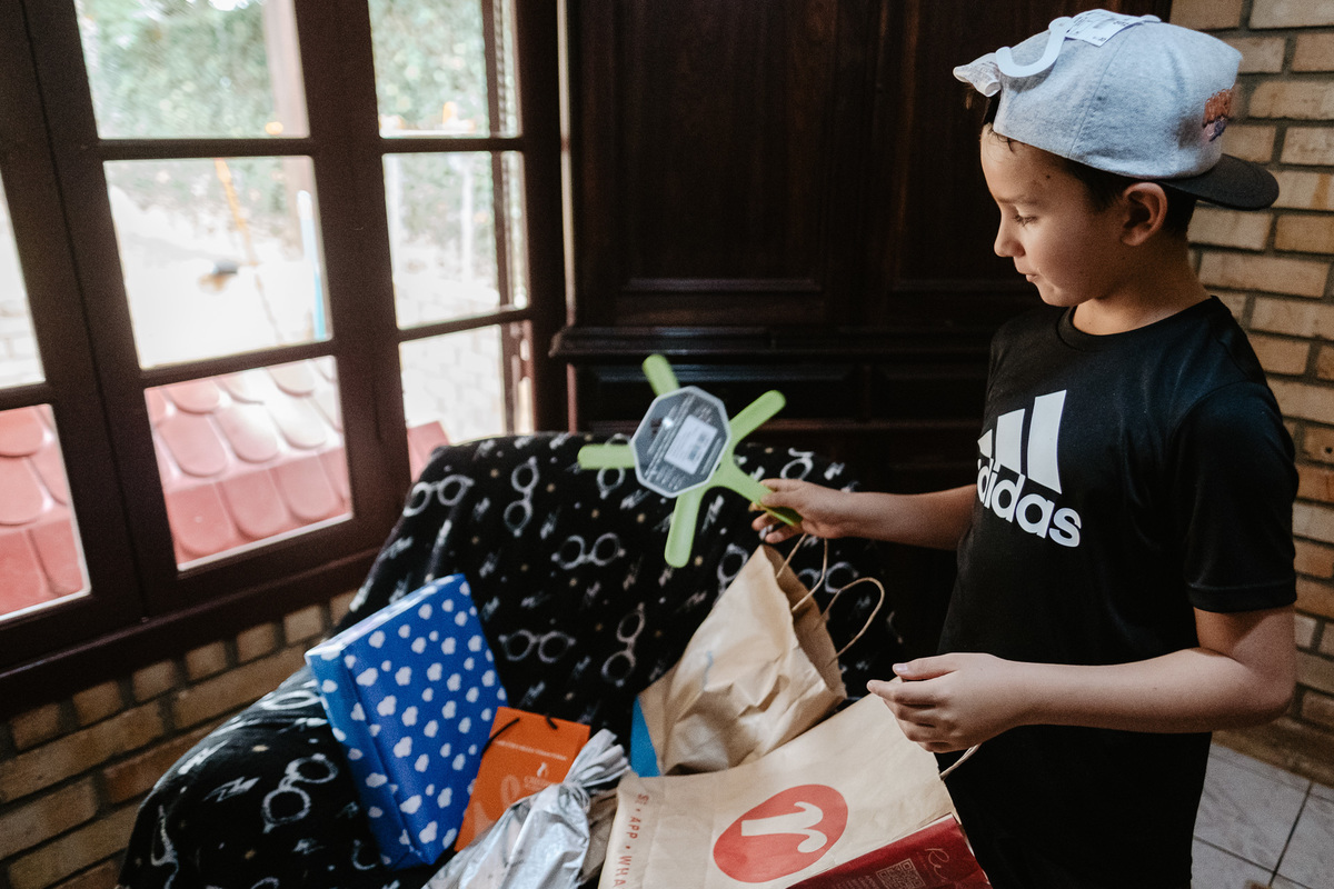 fotografia documental de aniversário, em casa, 10 anos do Antonio, campeche-sc por Thiago Braga