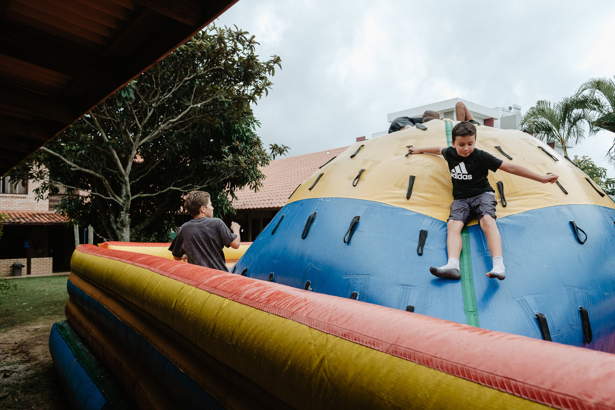 fotografia documental de aniversário, em casa, 10 anos do Antonio, campeche-sc por Thiago Braga