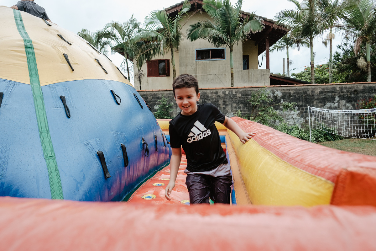 fotografia documental de aniversário, em casa, 10 anos do Antonio, campeche-sc por Thiago Braga