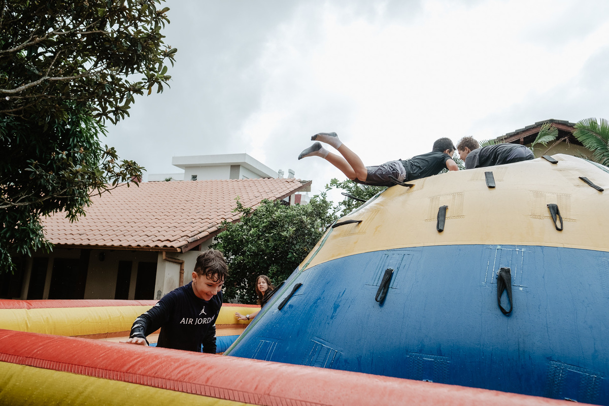 fotografia documental de aniversário, em casa, 10 anos do Antonio, campeche-sc por Thiago Braga