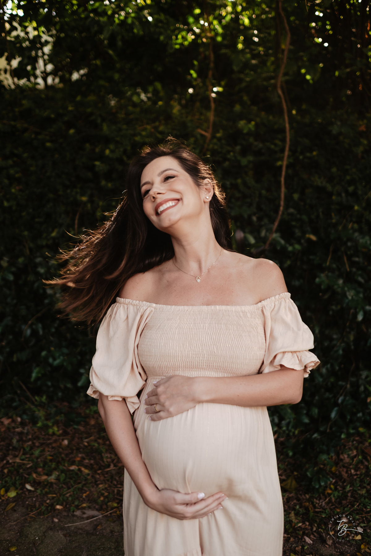ensaio gestante no fim de tarde na praia do bom abrigo em Florianópolis, por Thiago Braga fotografia