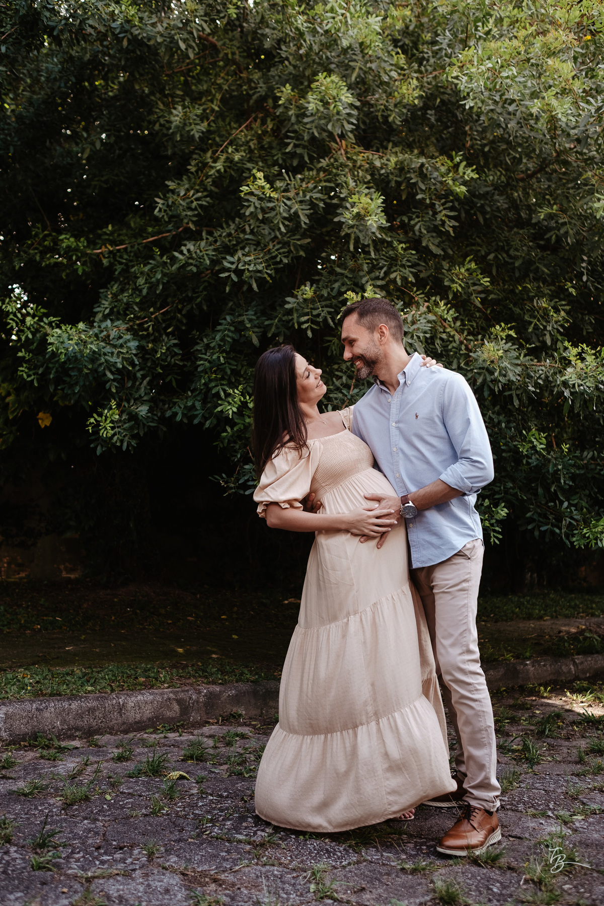 ensaio gestante no fim de tarde na praia do bom abrigo em Florianópolis, por Thiago Braga fotografia
