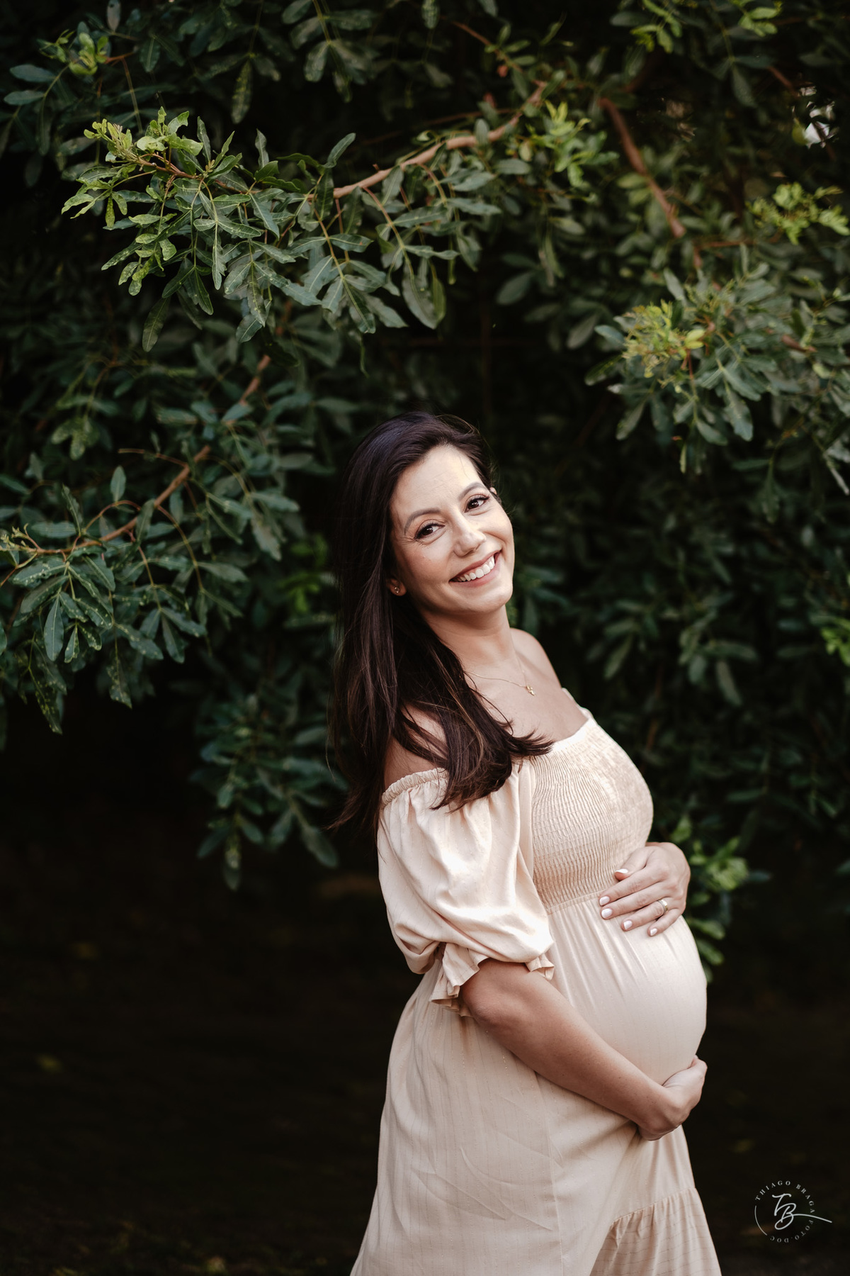ensaio gestante no fim de tarde na praia do bom abrigo em Florianópolis, por Thiago Braga fotografia
