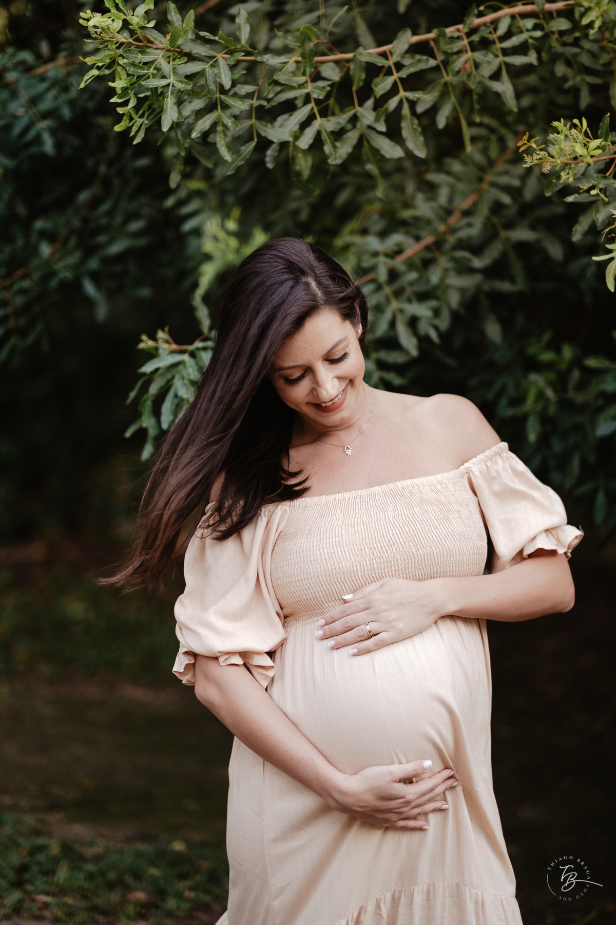 ensaio gestante no fim de tarde na praia do bom abrigo em Florianópolis, por Thiago Braga fotografia