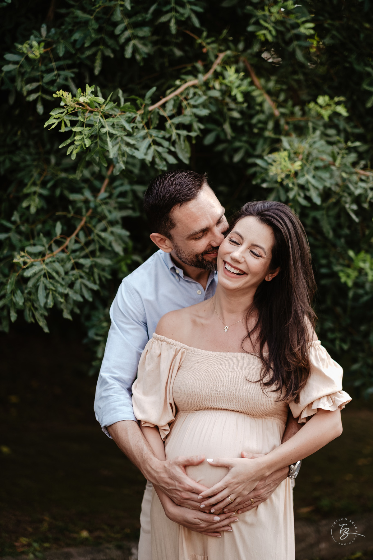 ensaio gestante no fim de tarde na praia do bom abrigo em Florianópolis, por Thiago Braga fotografia