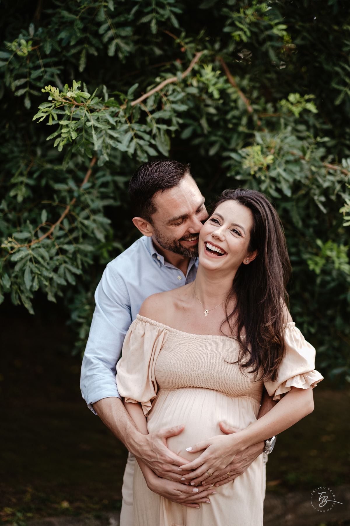 ensaio gestante no fim de tarde na praia do bom abrigo em Florianópolis, por Thiago Braga fotografia