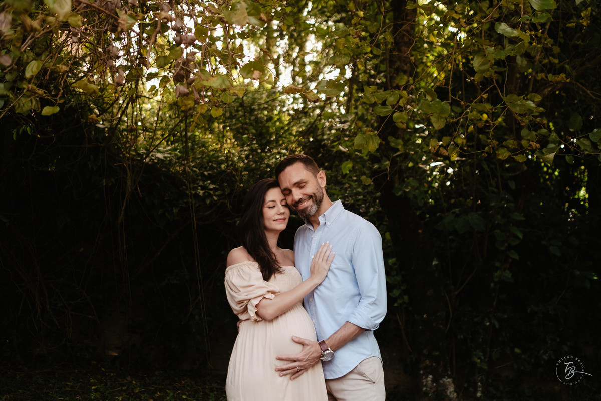ensaio gestante no fim de tarde na praia do bom abrigo em Florianópolis, por Thiago Braga fotografia