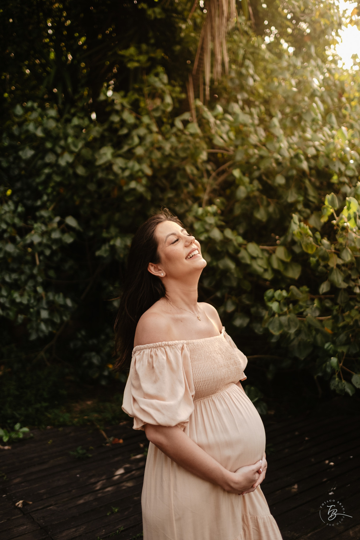ensaio gestante no fim de tarde na praia do bom abrigo em Florianópolis, por Thiago Braga fotografia