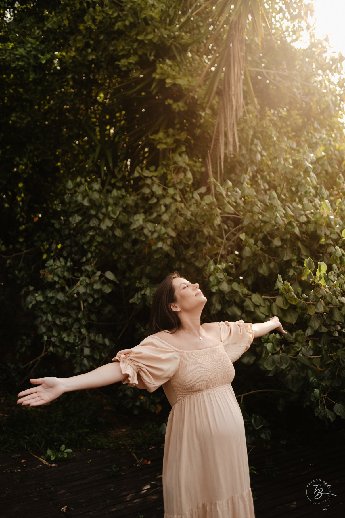 ensaio gestante no fim de tarde na praia do bom abrigo em Florianópolis, por Thiago Braga fotografia