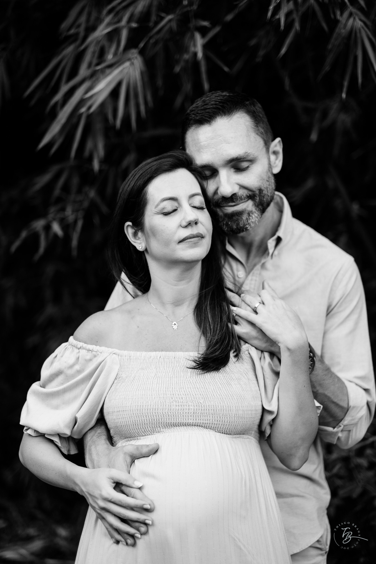 ensaio gestante no fim de tarde na praia do bom abrigo em Florianópolis, por Thiago Braga fotografia