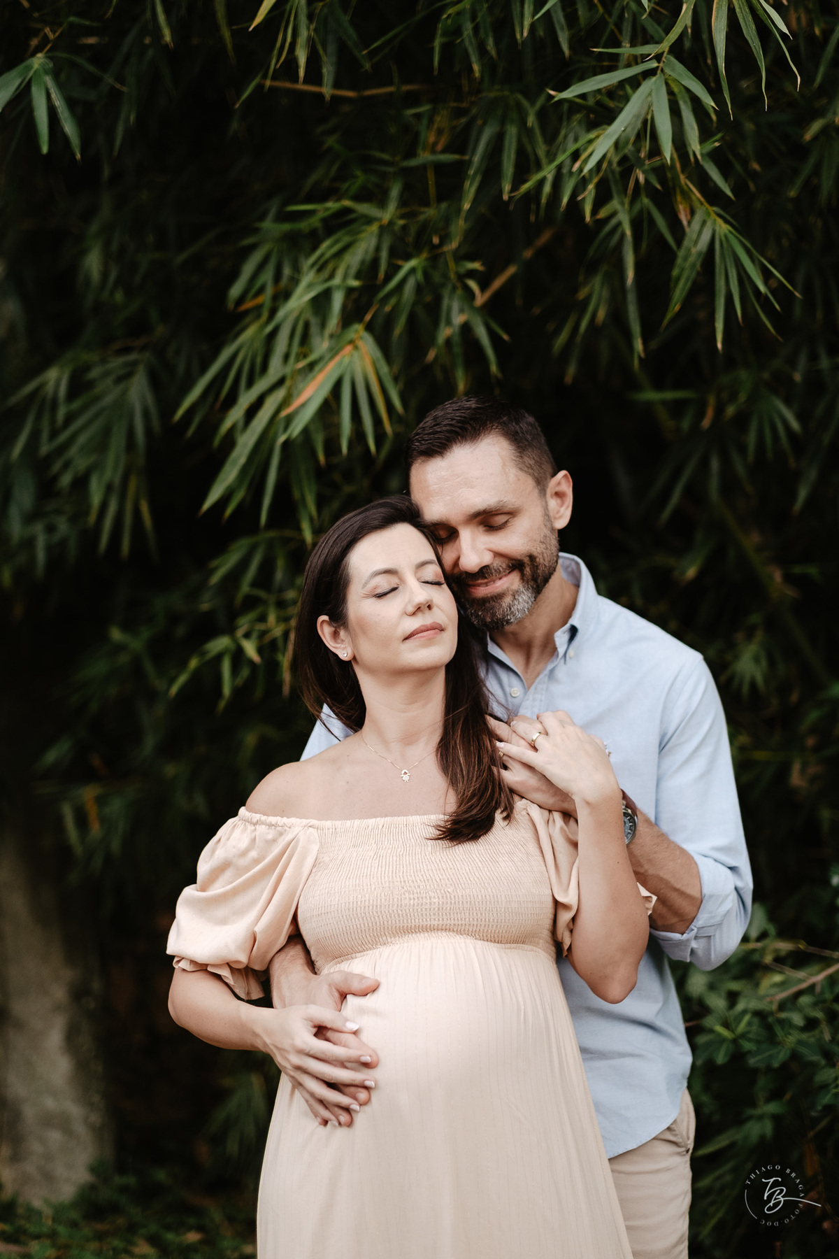 ensaio gestante no fim de tarde na praia do bom abrigo em Florianópolis, por Thiago Braga fotografia