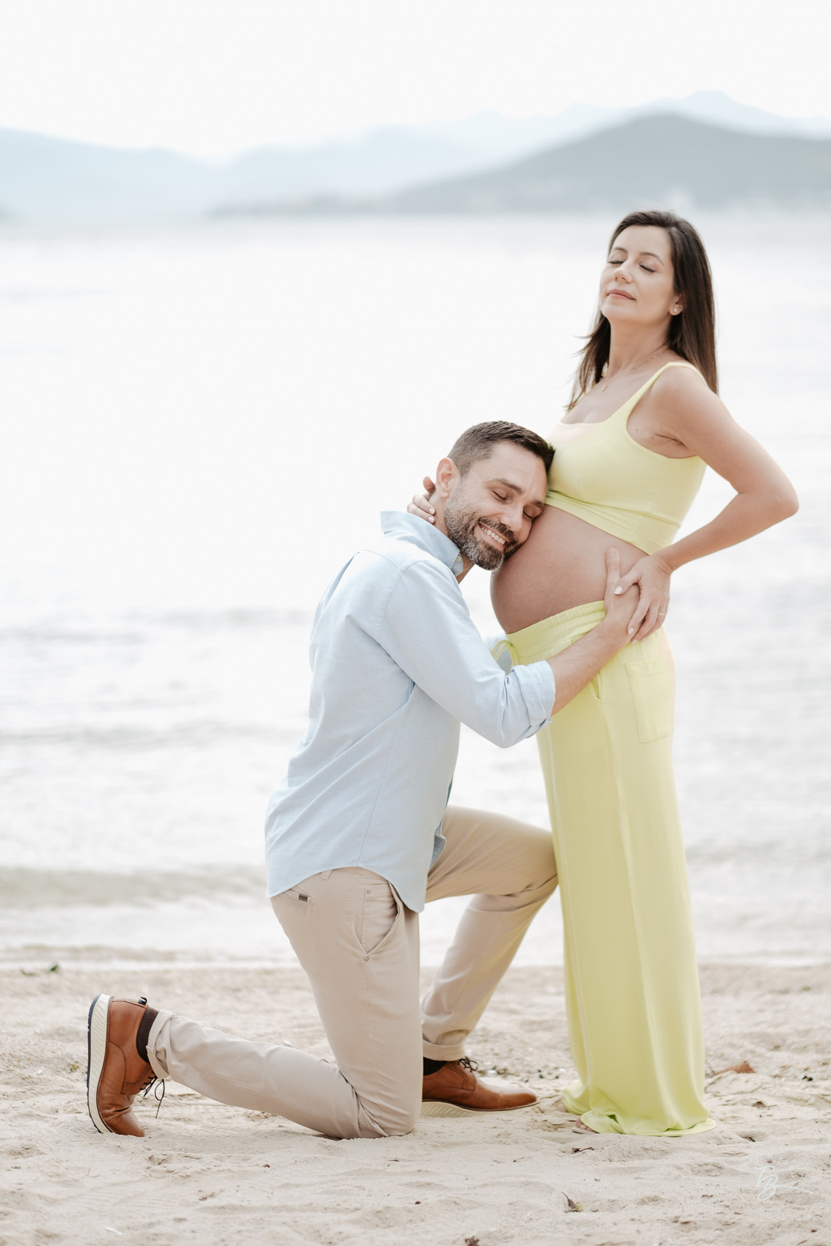 ensaio gestante no fim de tarde na praia do bom abrigo em Florianópolis, por Thiago Braga fotografia