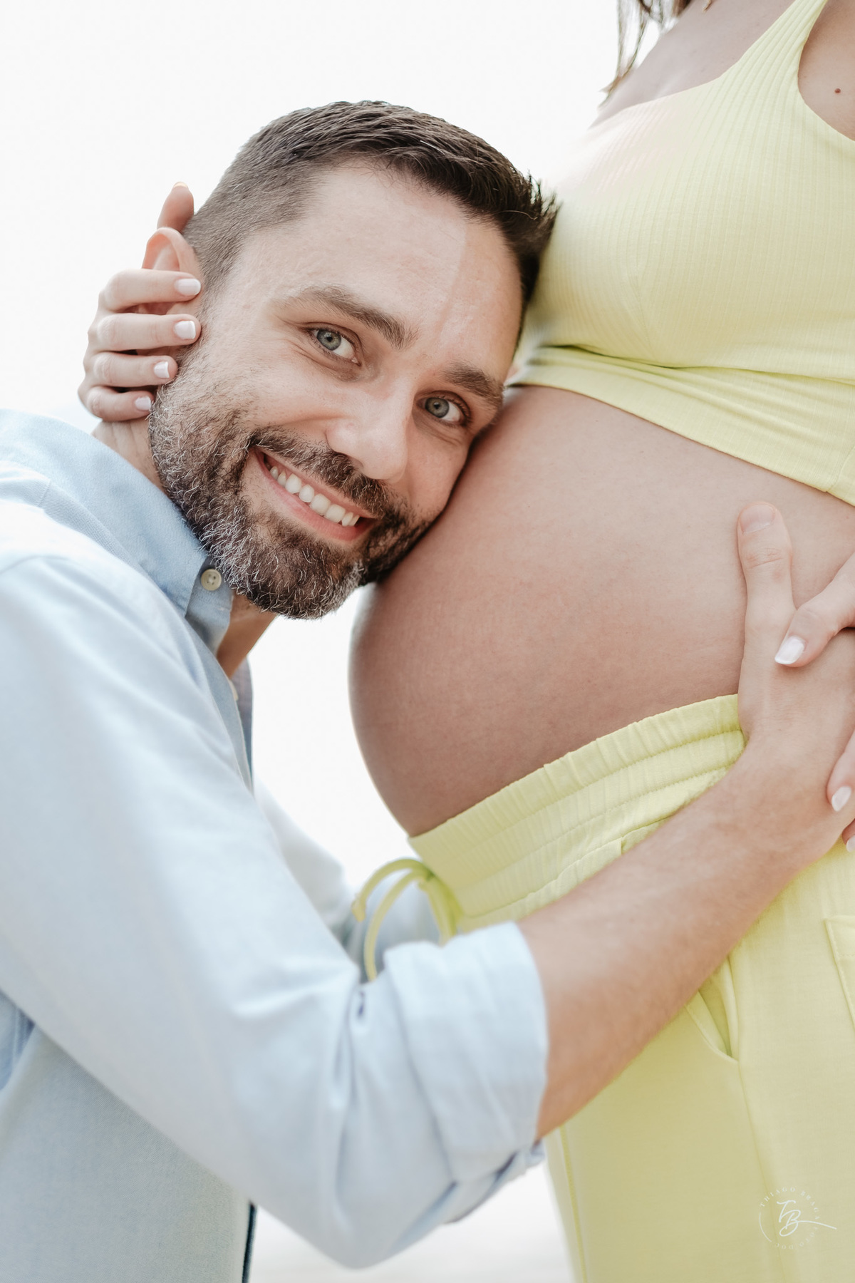 ensaio gestante no fim de tarde na praia do bom abrigo em Florianópolis, por Thiago Braga fotografia