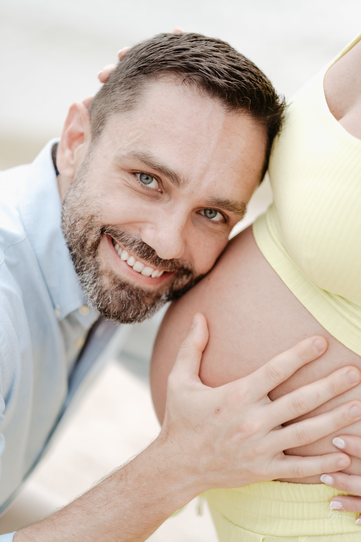 ensaio gestante no fim de tarde na praia do bom abrigo em Florianópolis, por Thiago Braga fotografia