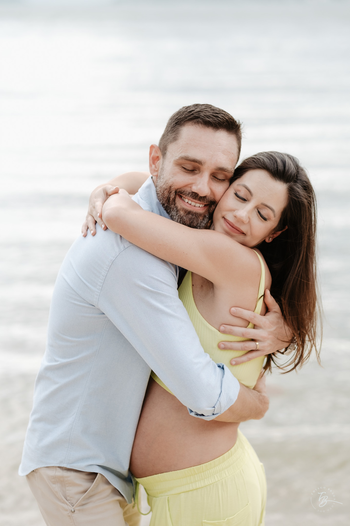 ensaio gestante no fim de tarde na praia do bom abrigo em Florianópolis, por Thiago Braga fotografia
