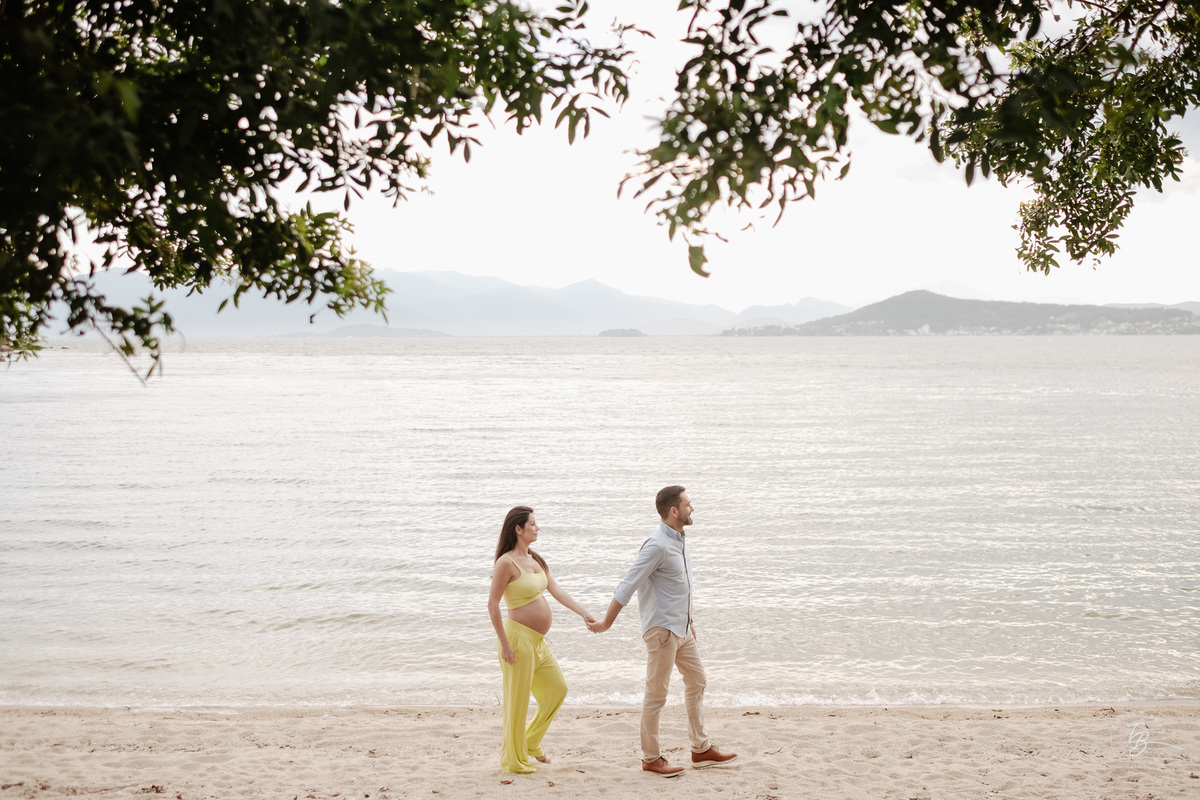 ensaio gestante no fim de tarde na praia do bom abrigo em Florianópolis, por Thiago Braga fotografia