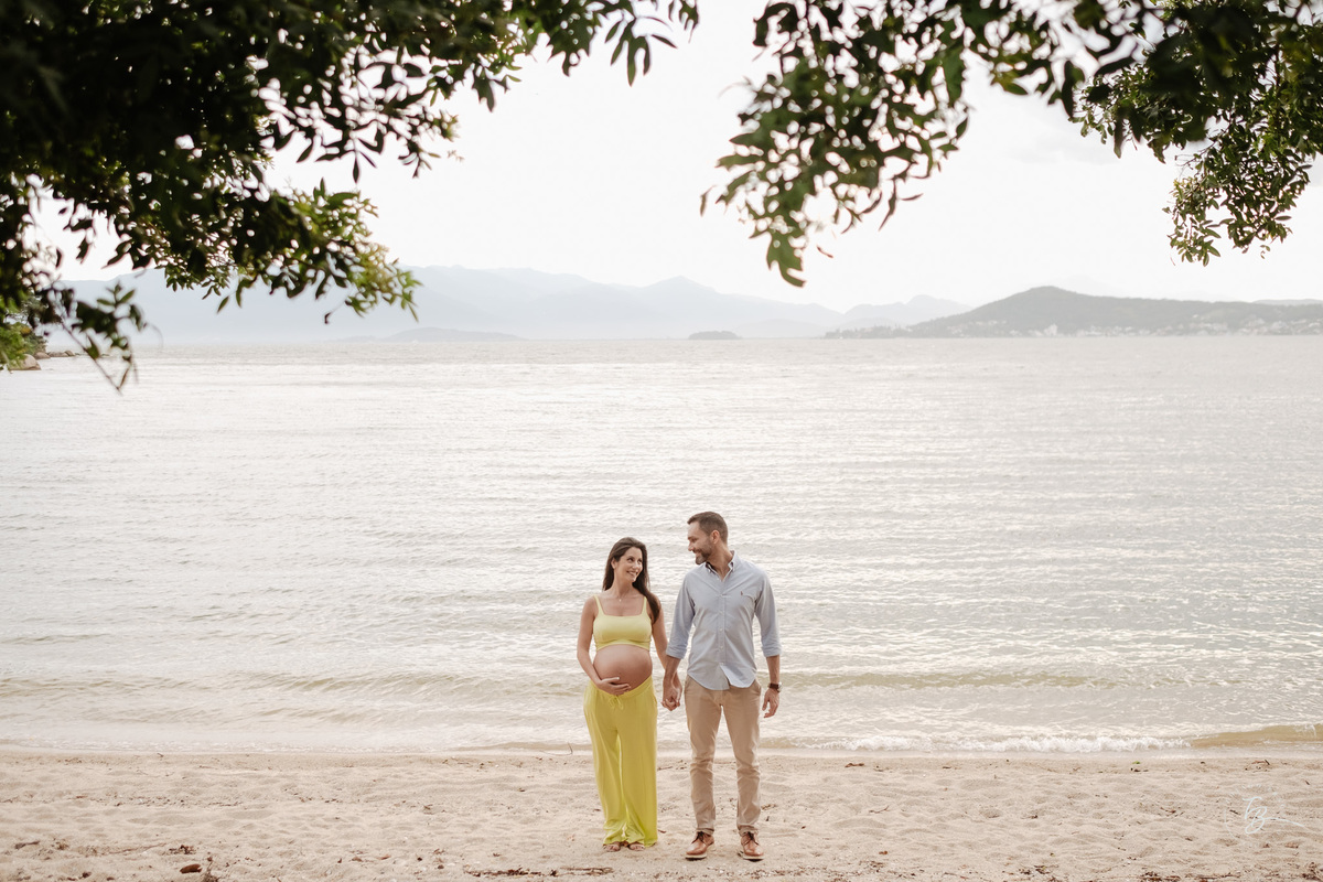 ensaio gestante no fim de tarde na praia do bom abrigo em Florianópolis, por Thiago Braga fotografia