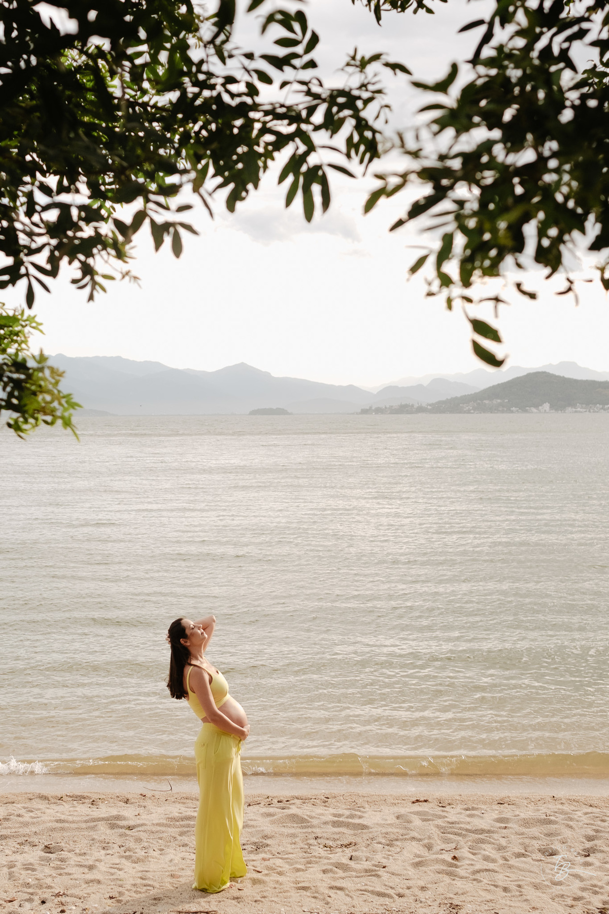 ensaio gestante no fim de tarde na praia do bom abrigo em Florianópolis, por Thiago Braga fotografia