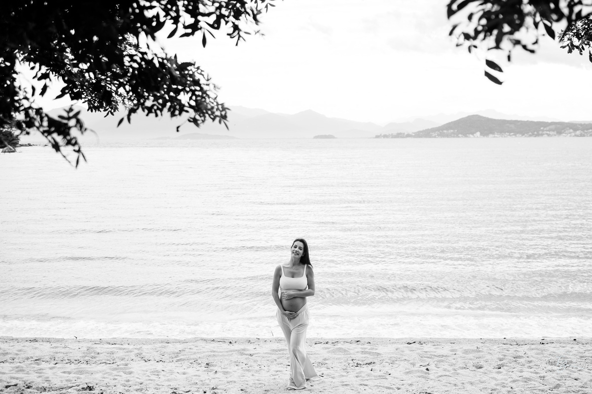 ensaio gestante no fim de tarde na praia do bom abrigo em Florianópolis, por Thiago Braga fotografia
