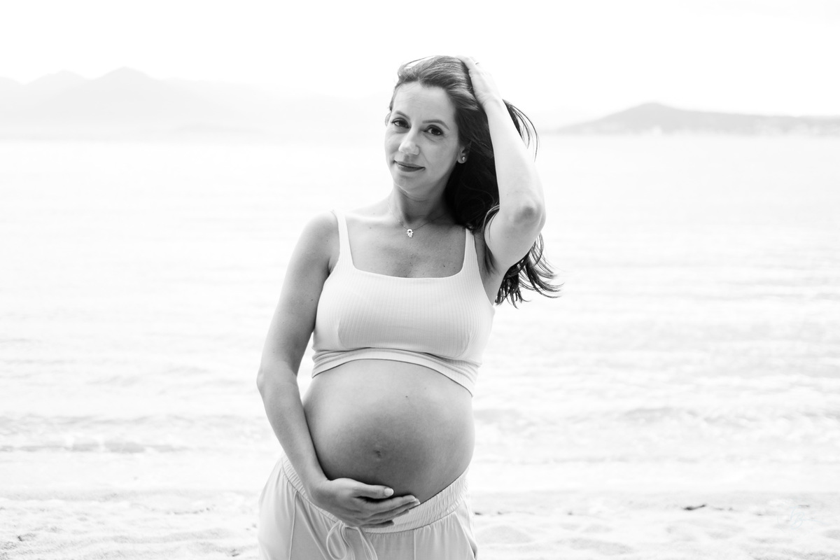 ensaio gestante no fim de tarde na praia do bom abrigo em Florianópolis, por Thiago Braga fotografia