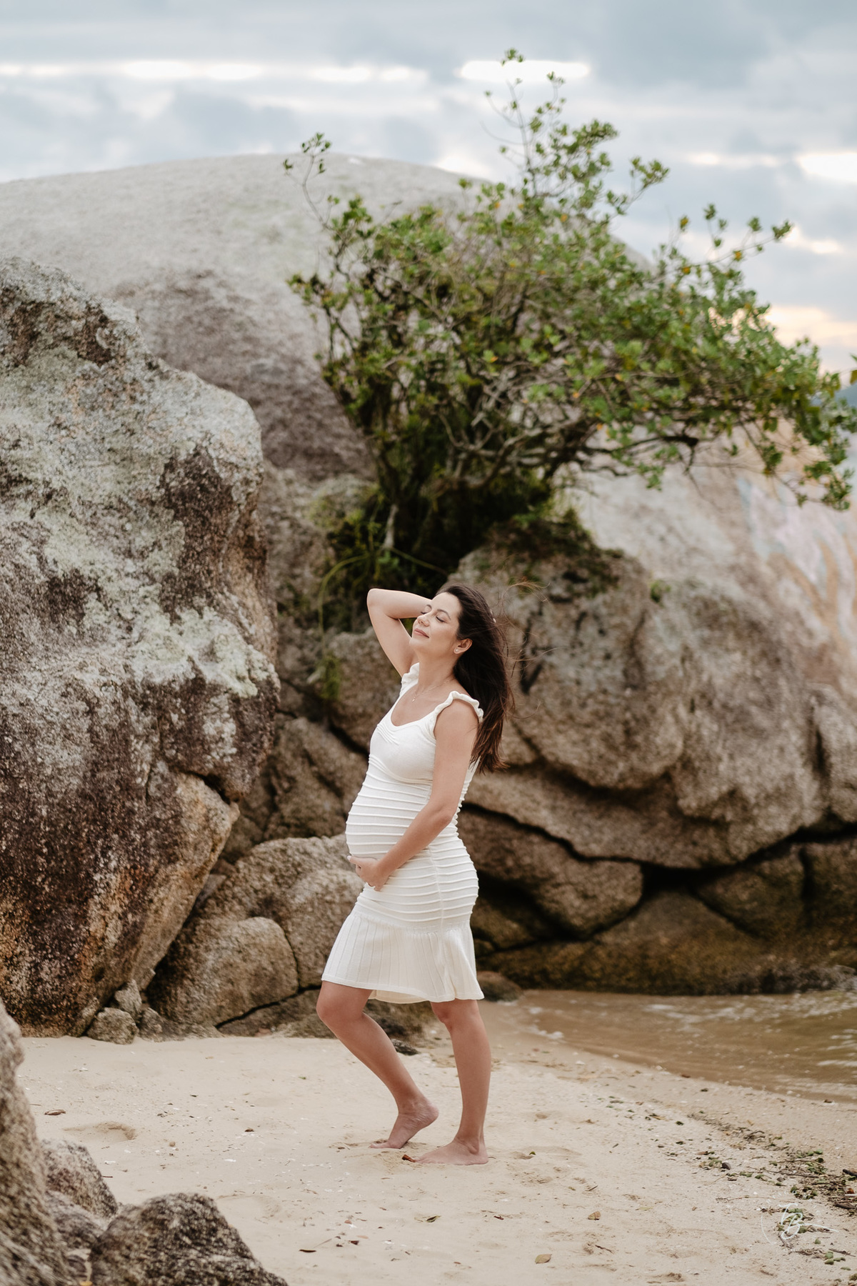 ensaio gestante no fim de tarde na praia do bom abrigo em Florianópolis, por Thiago Braga fotografia
