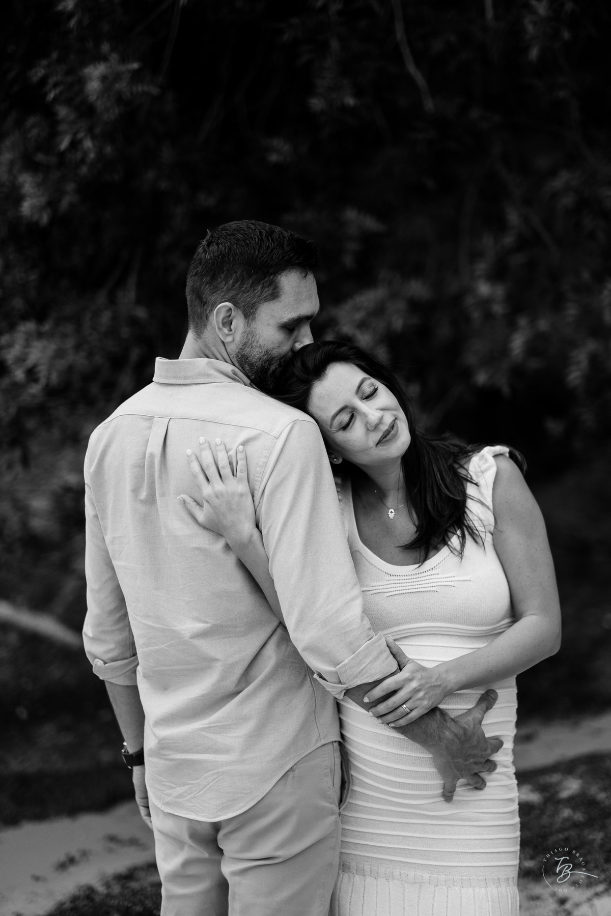 ensaio gestante no fim de tarde na praia do bom abrigo em Florianópolis, por Thiago Braga fotografia