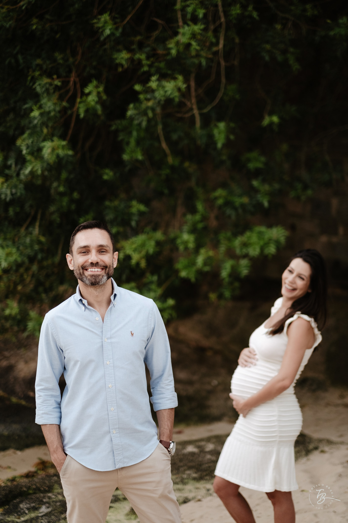 ensaio gestante no fim de tarde na praia do bom abrigo em Florianópolis, por Thiago Braga fotografia