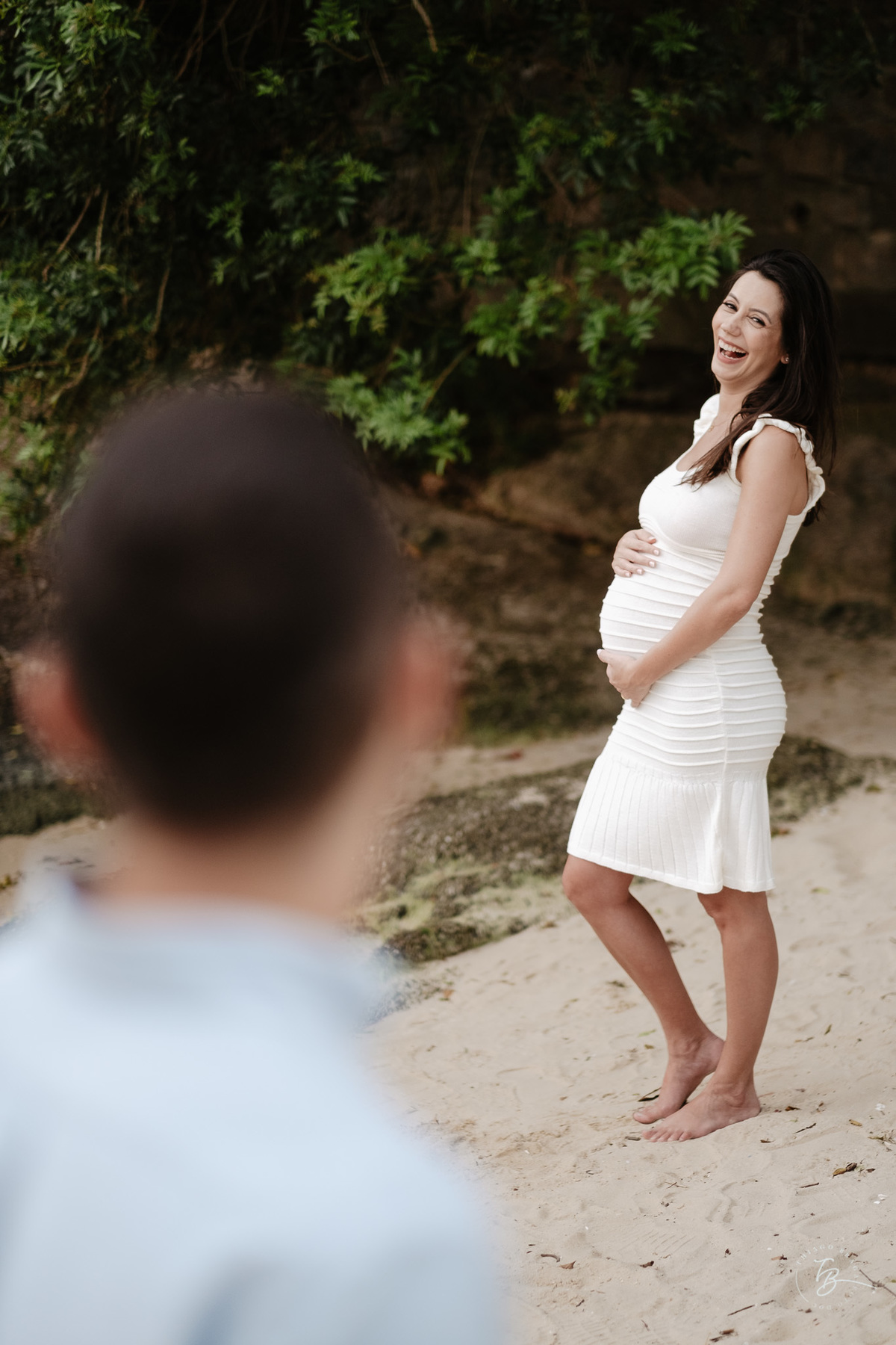 ensaio gestante no fim de tarde na praia do bom abrigo em Florianópolis, por Thiago Braga fotografia