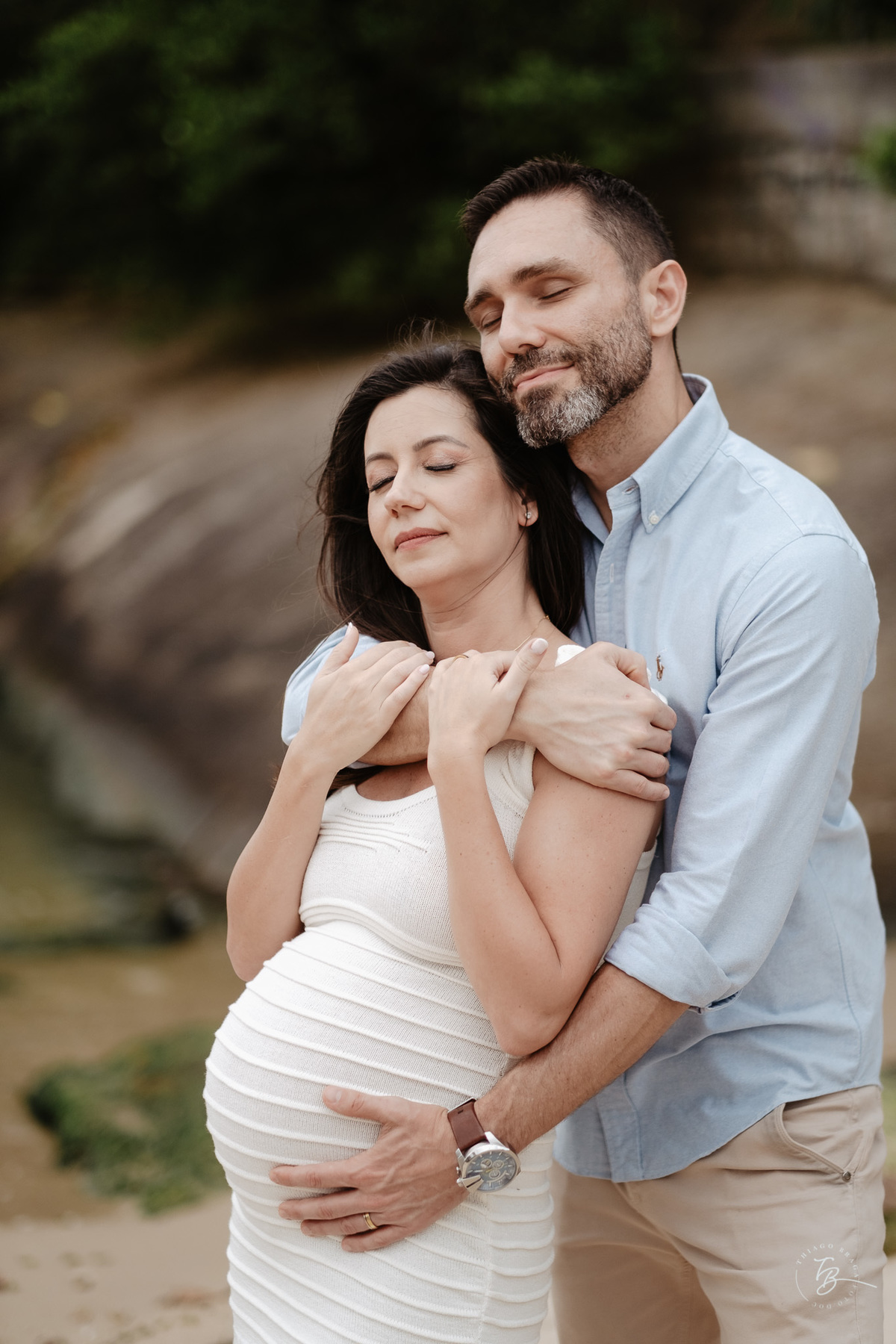 ensaio gestante no fim de tarde na praia do bom abrigo em Florianópolis, por Thiago Braga fotografia