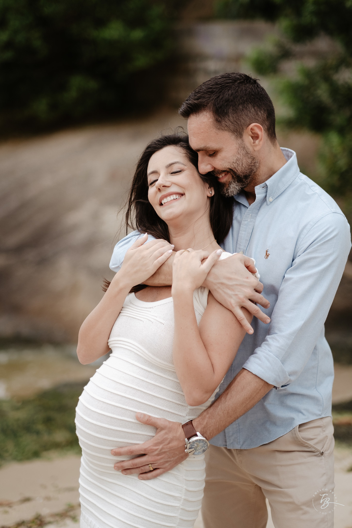 ensaio gestante no fim de tarde na praia do bom abrigo em Florianópolis, por Thiago Braga fotografia