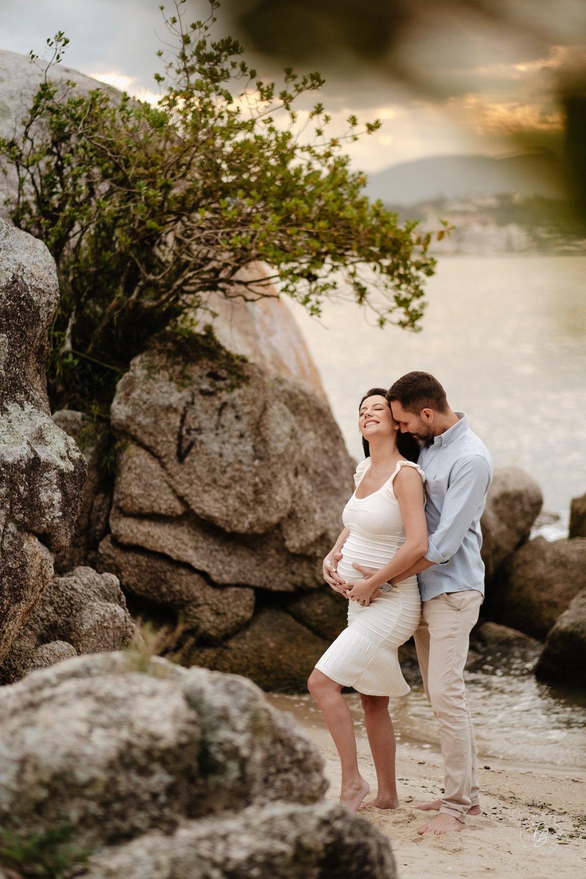 ensaio gestante no fim de tarde na praia do bom abrigo em Florianópolis, por Thiago Braga fotografia