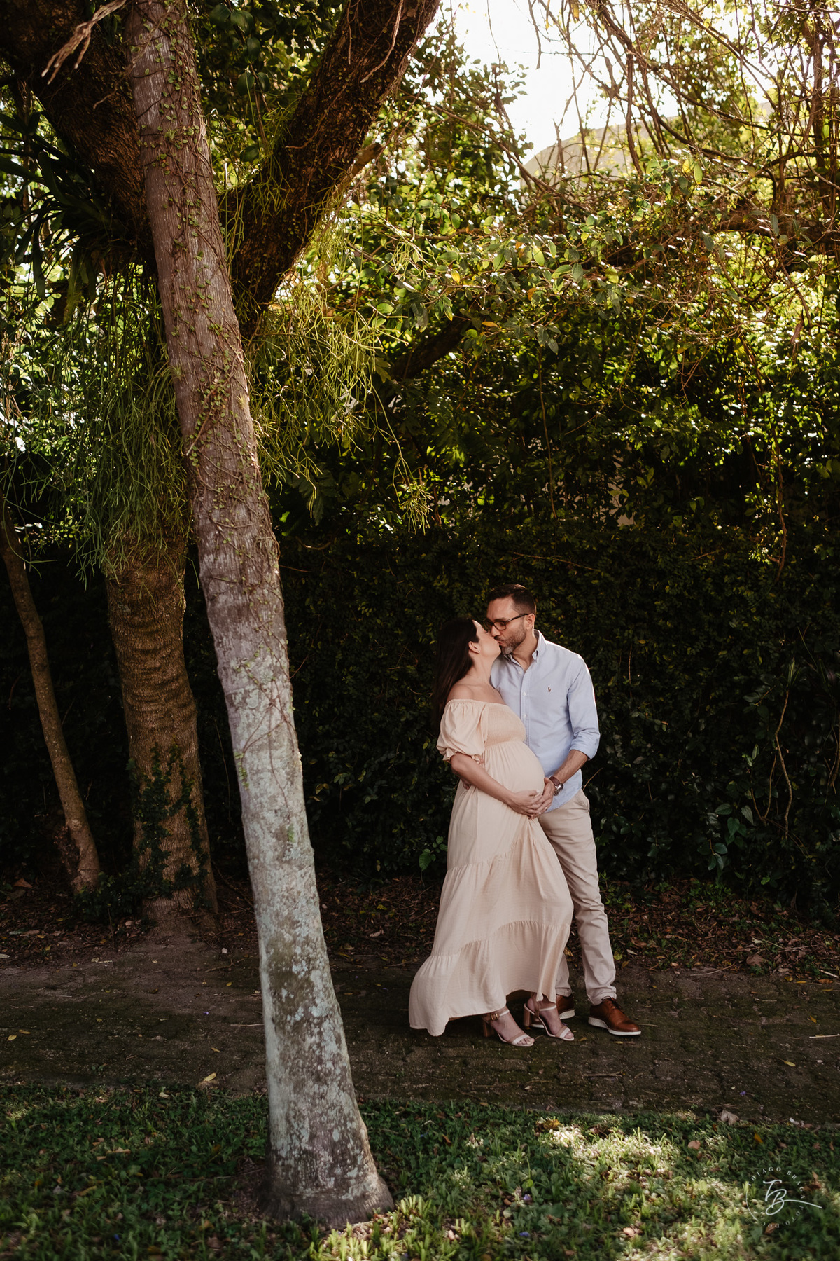 ensaio gestante no fim de tarde na praia do bom abrigo em Florianópolis, por Thiago Braga fotografia