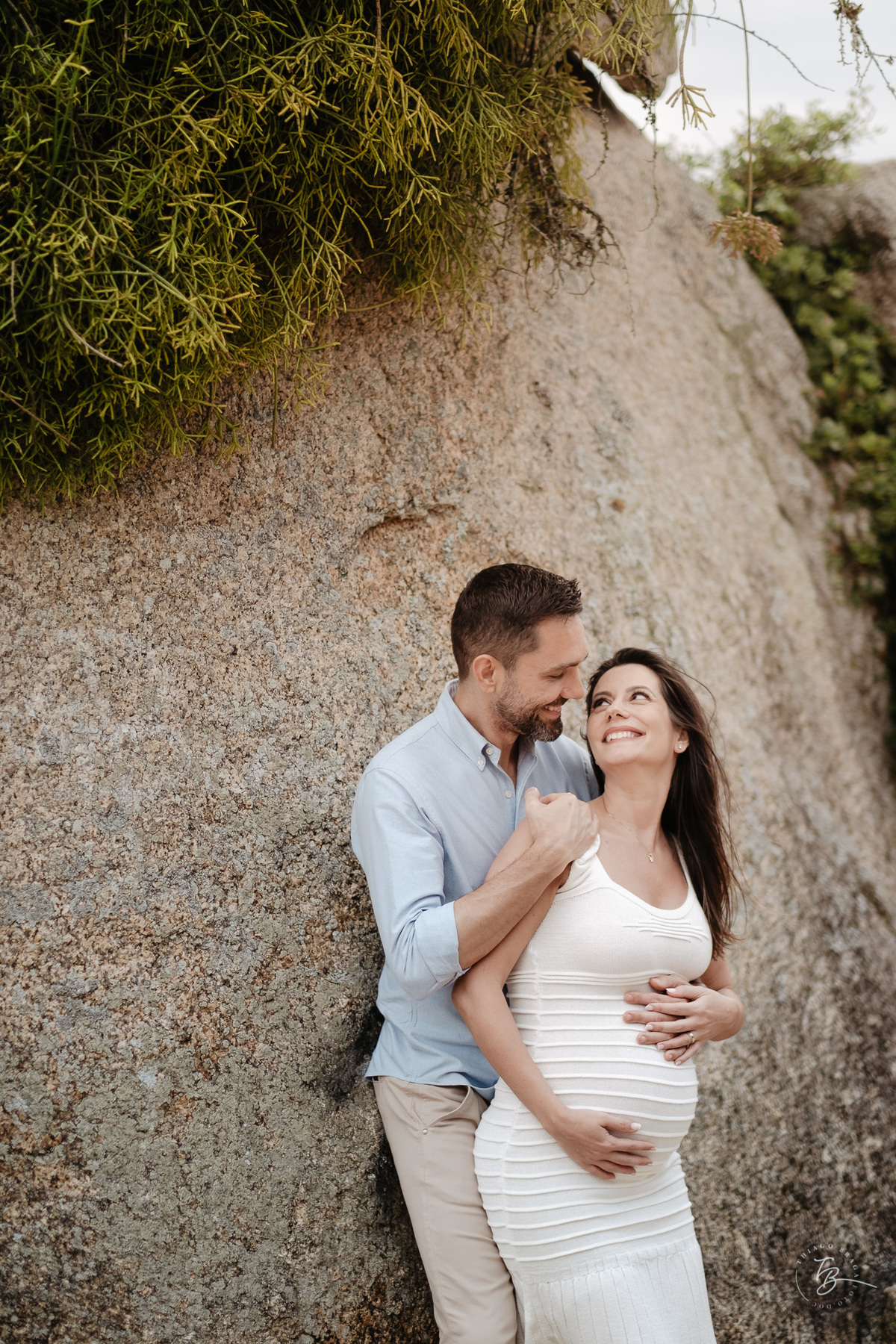 ensaio gestante no fim de tarde na praia do bom abrigo em Florianópolis, por Thiago Braga fotografia
