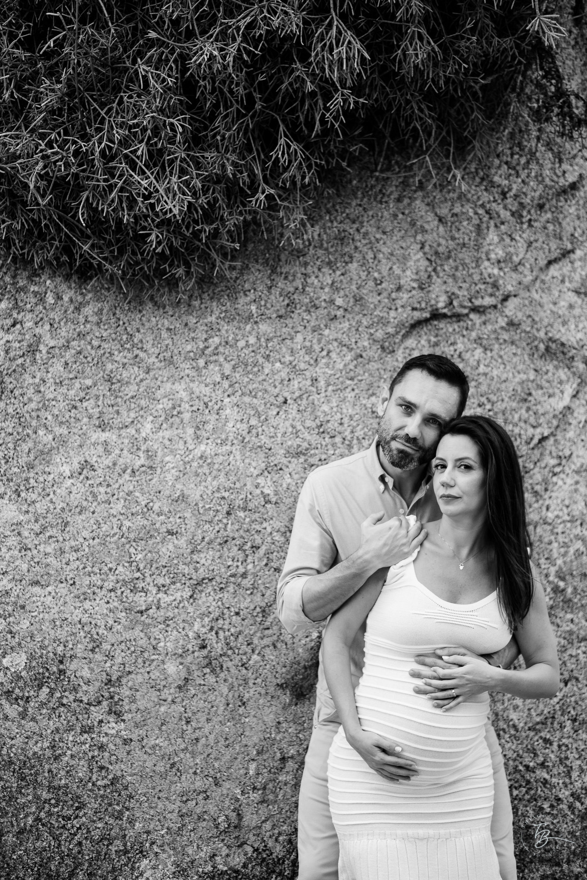 ensaio gestante no fim de tarde na praia do bom abrigo em Florianópolis, por Thiago Braga fotografia