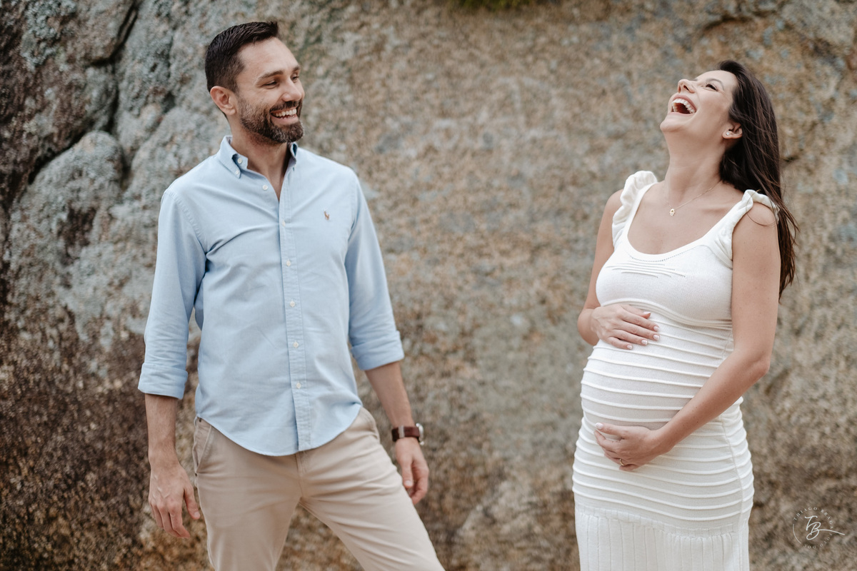 ensaio gestante no fim de tarde na praia do bom abrigo em Florianópolis, por Thiago Braga fotografia