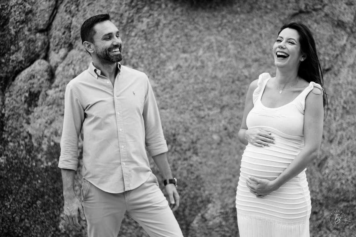 ensaio gestante no fim de tarde na praia do bom abrigo em Florianópolis, por Thiago Braga fotografia