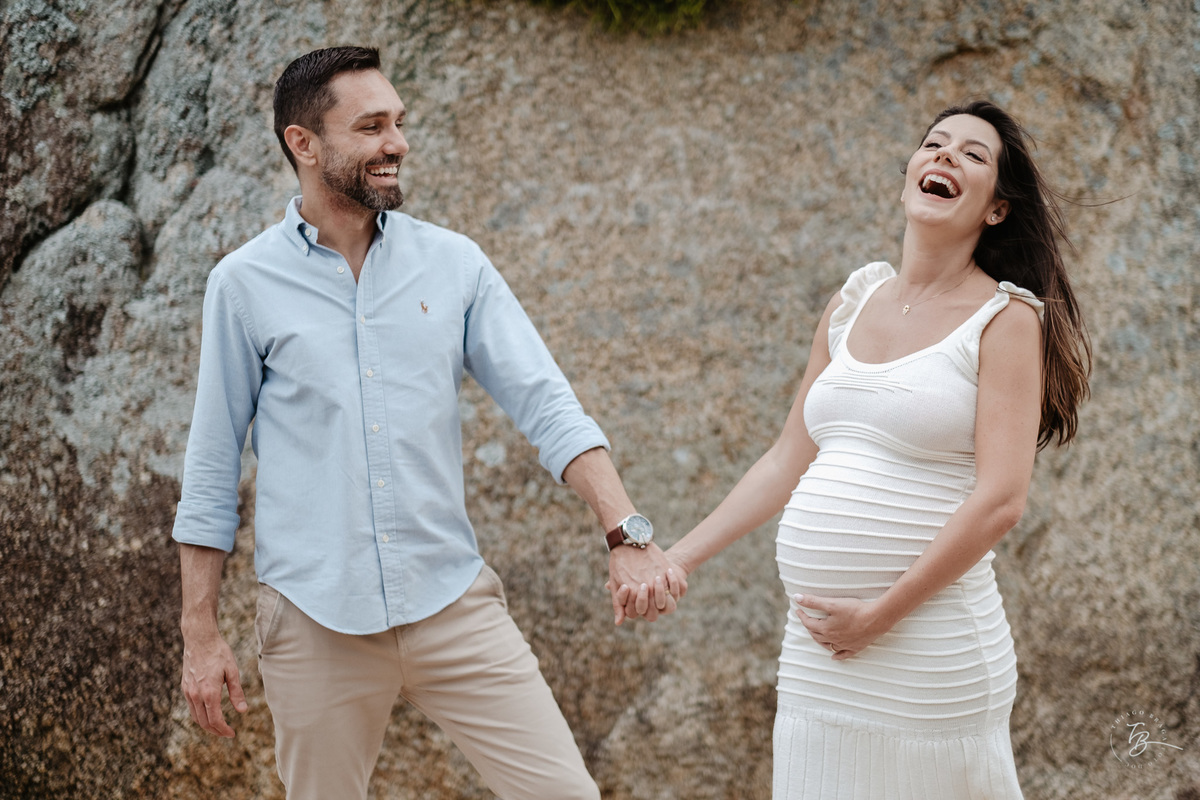ensaio gestante no fim de tarde na praia do bom abrigo em Florianópolis, por Thiago Braga fotografia