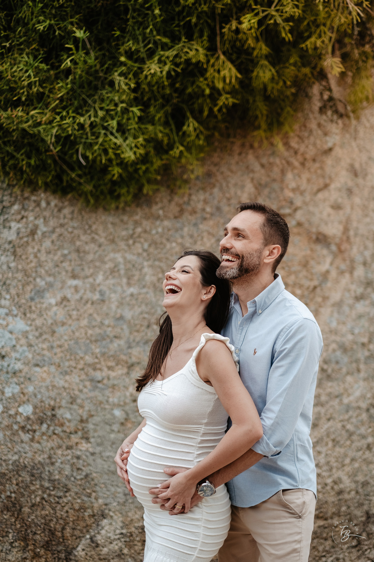 ensaio gestante no fim de tarde na praia do bom abrigo em Florianópolis, por Thiago Braga fotografia