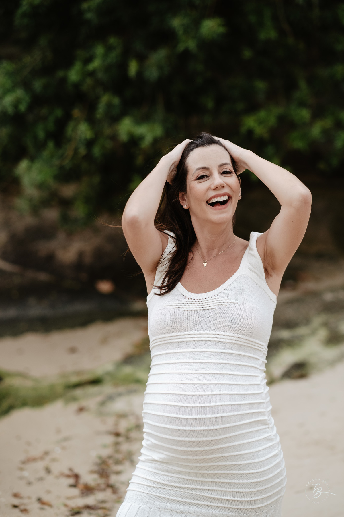 ensaio gestante no fim de tarde na praia do bom abrigo em Florianópolis, por Thiago Braga fotografia