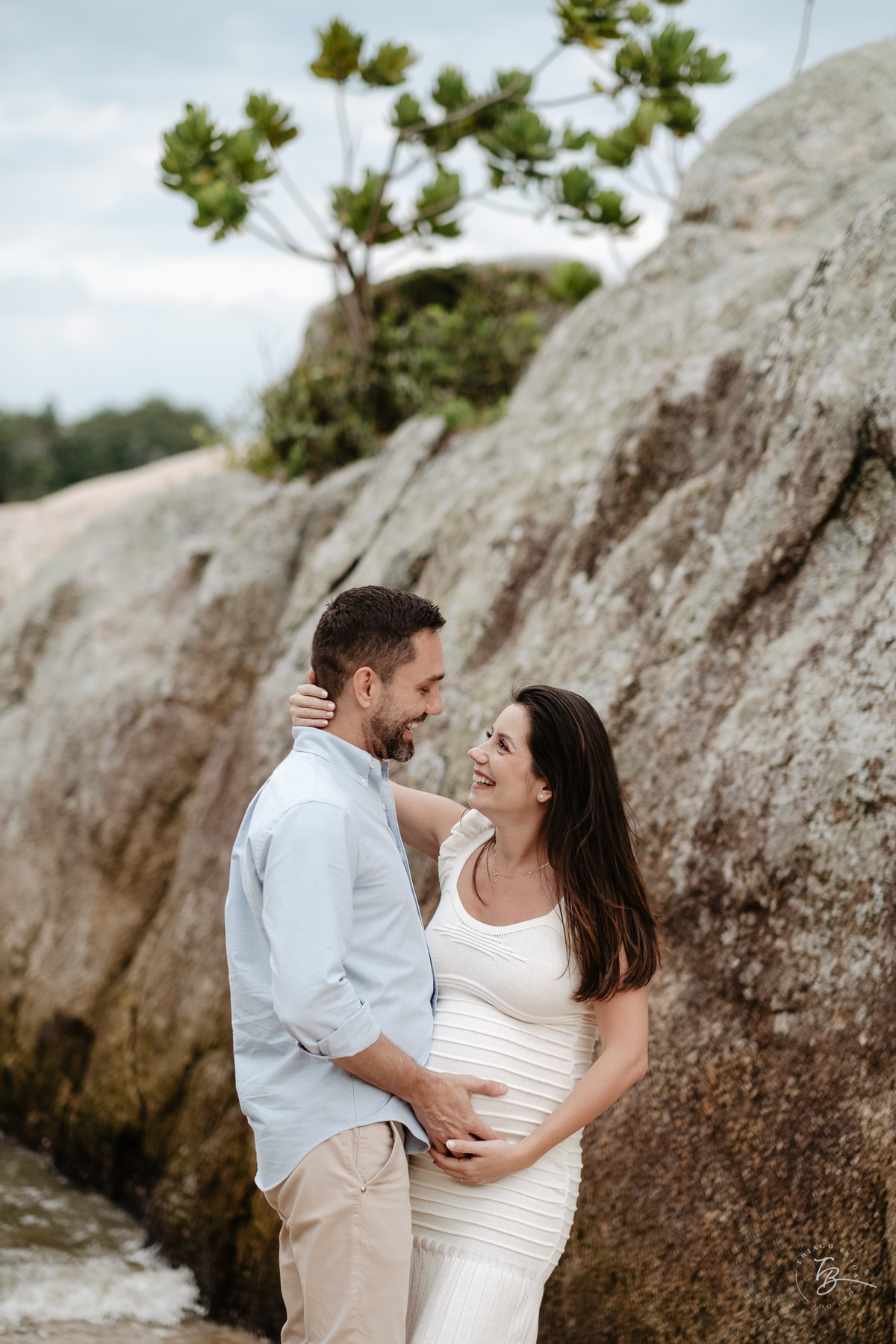 ensaio gestante no fim de tarde na praia do bom abrigo em Florianópolis, por Thiago Braga fotografia