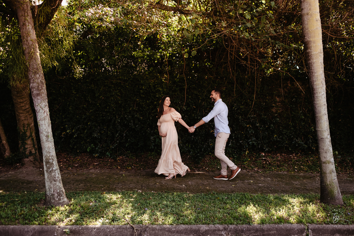 ensaio gestante no fim de tarde na praia do bom abrigo em Florianópolis, por Thiago Braga fotografia
