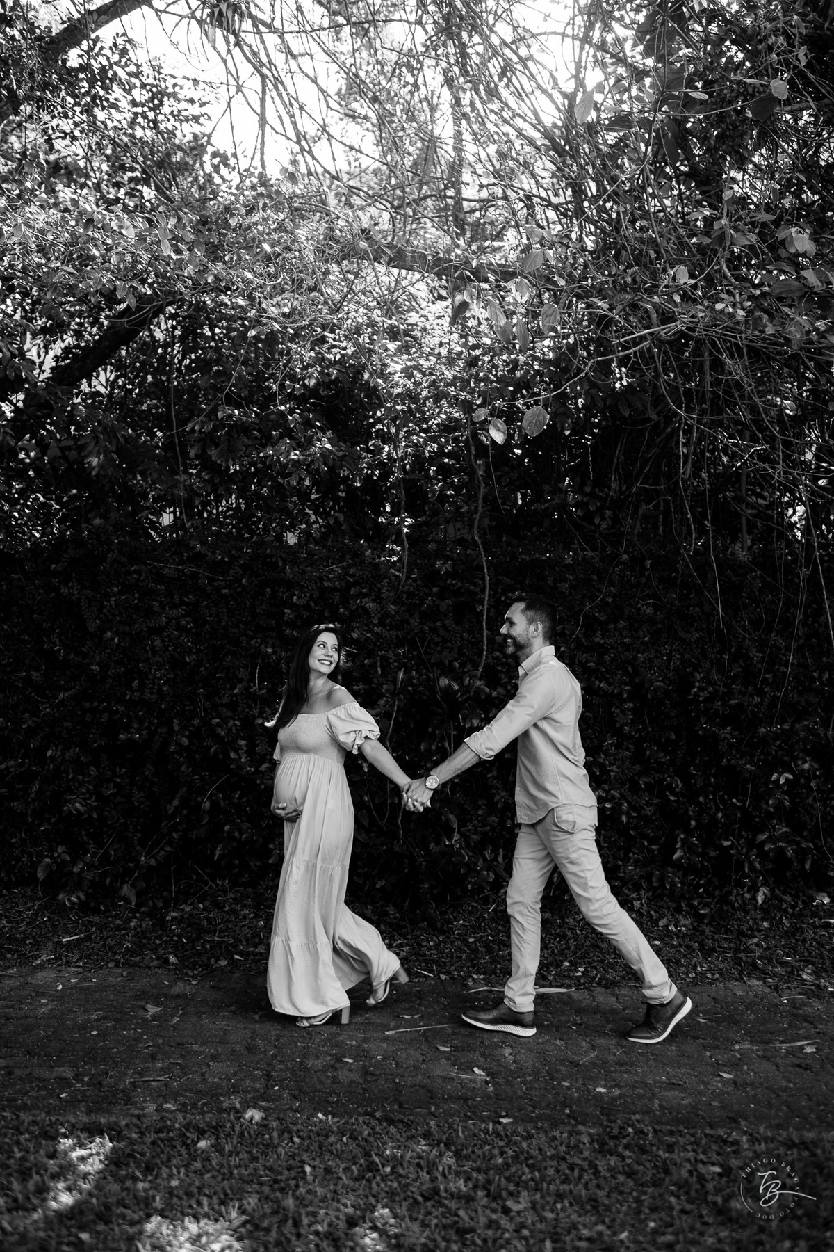 ensaio gestante no fim de tarde na praia do bom abrigo em Florianópolis, por Thiago Braga fotografia