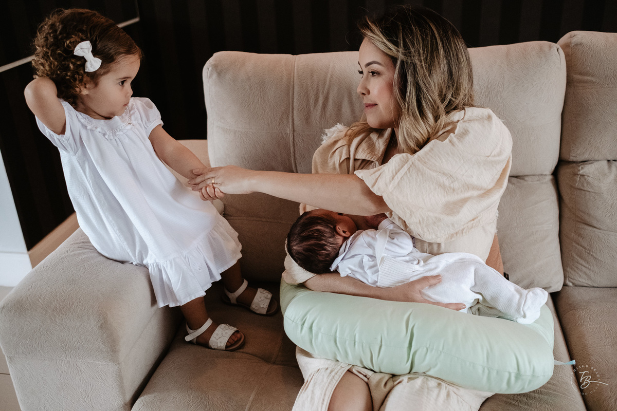 Ensaio de primeiros dias no primeiro mês do Davi, na Pedra Branca, em casa, por Thiago Braga