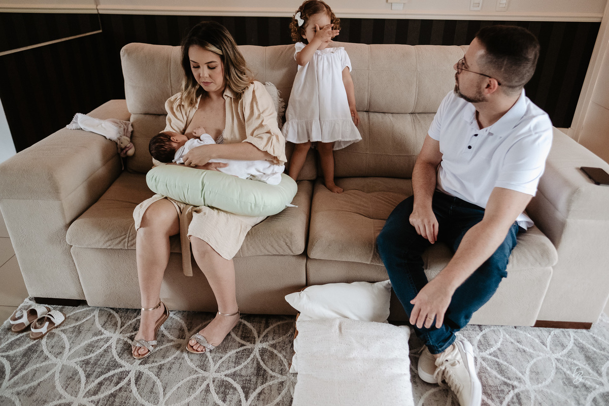 Ensaio de primeiros dias no primeiro mês do Davi, na Pedra Branca, em casa, por Thiago Braga